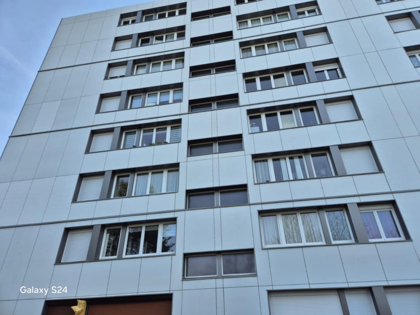 Batiment grise Bâtiments avec fenêtre plusieurs étage